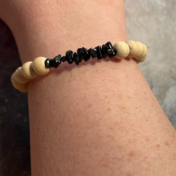 Black gemstone and wooden bead essential oil diffusion bracelet - Picture 3 of 7